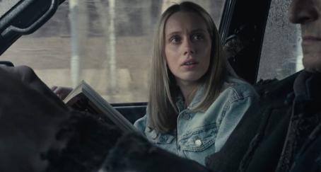 Chica con un libro en un coche