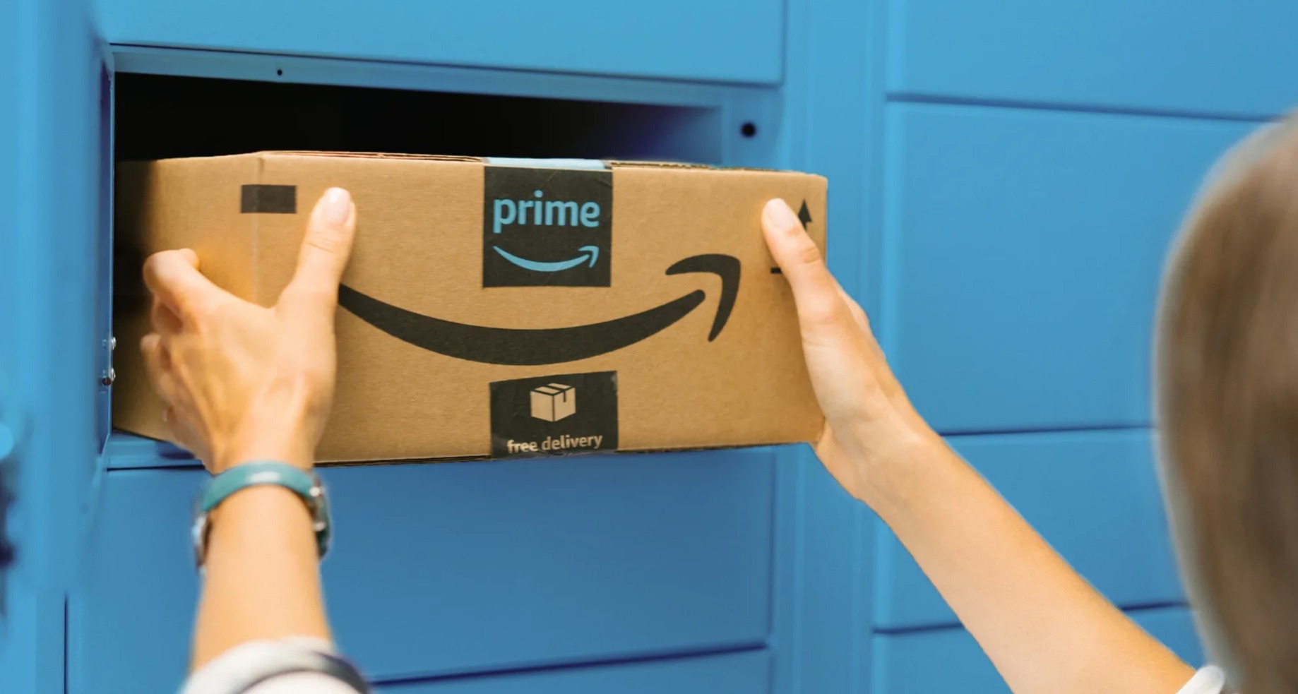 Persona recogiendo una caja en una estación de Amazon