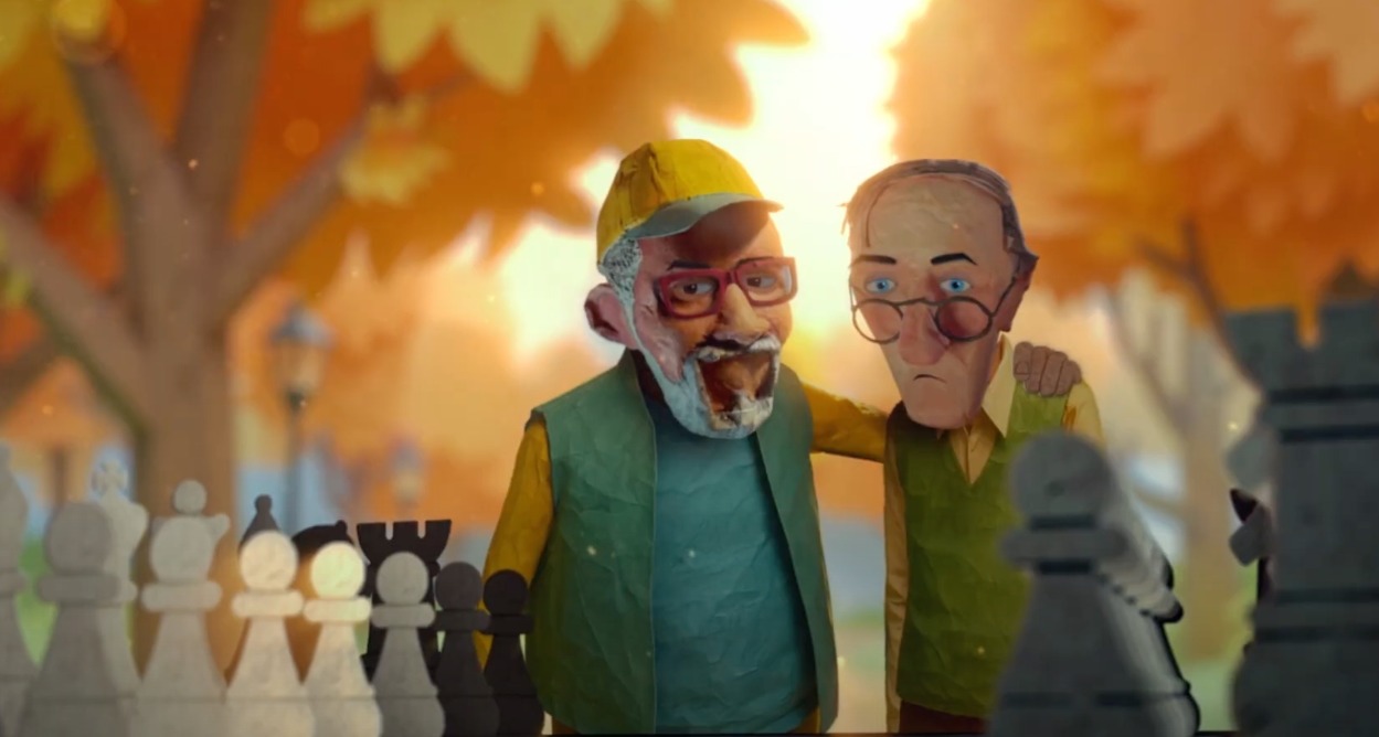 los dos amigos protagonistas del anuncio, mirando el tablero de ajedrez