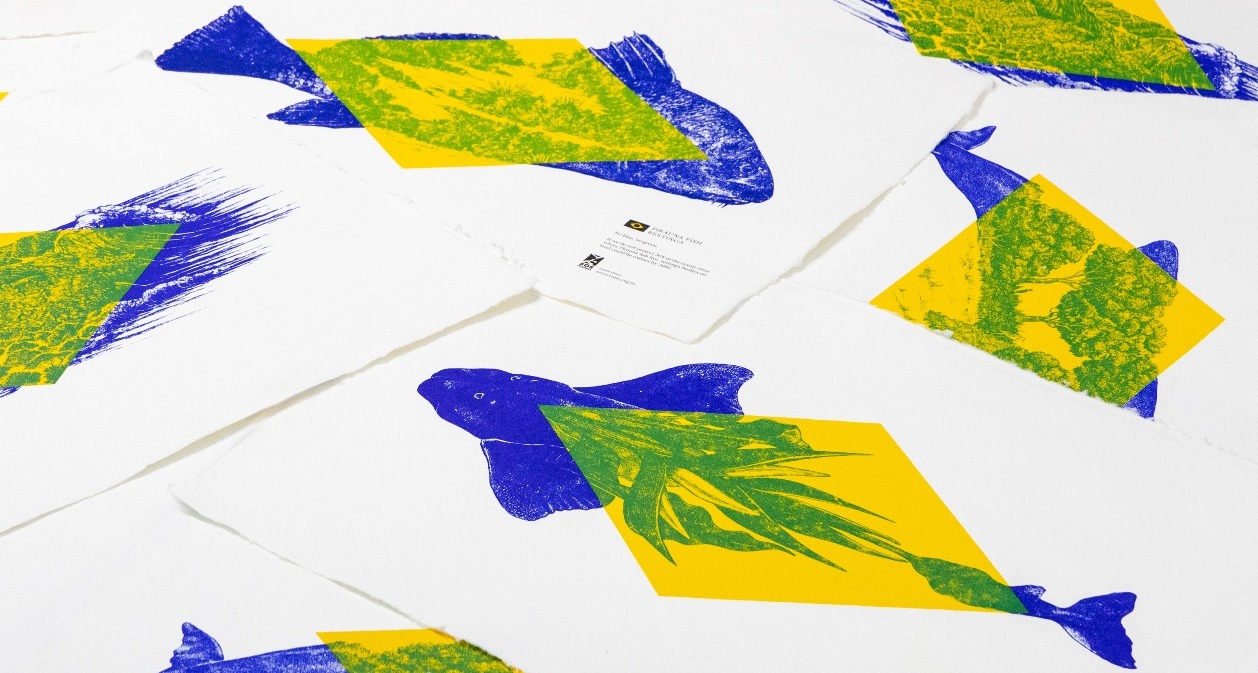 Animales marinos sobre la bandera de brasil verde y amarilla