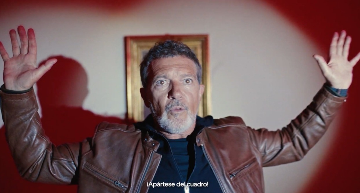 Antonio Banderas protagoniza una hilarante cadena de errores en la nueva campaña Uber Eats para España Antonio Bandera con las manos arriba y cara de susto en un muso