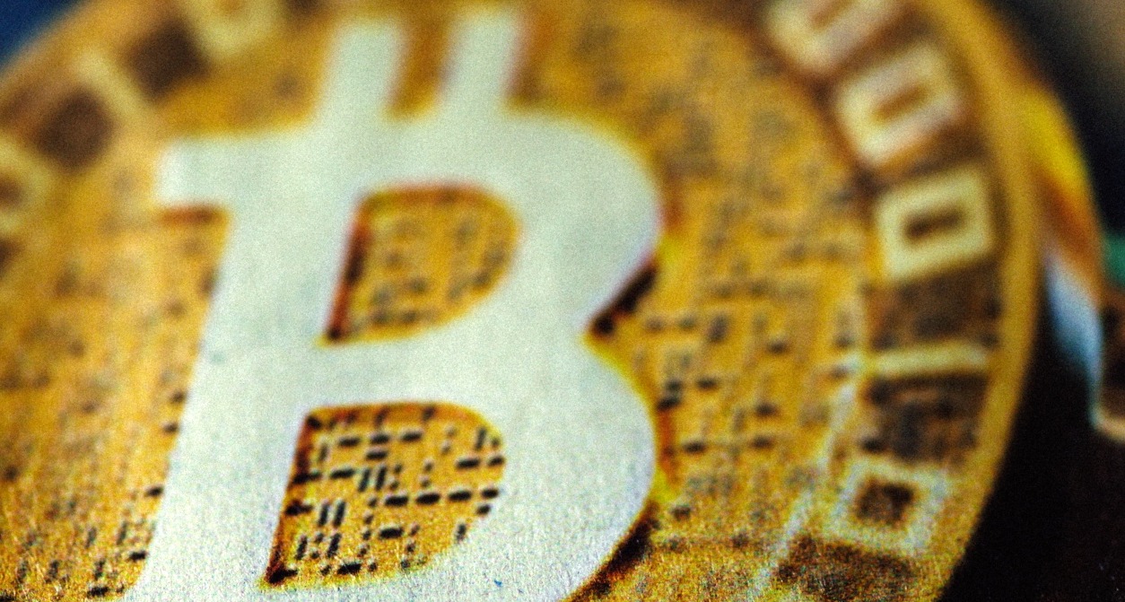 Una escena del anuncio en la que se ve un Bitcoin