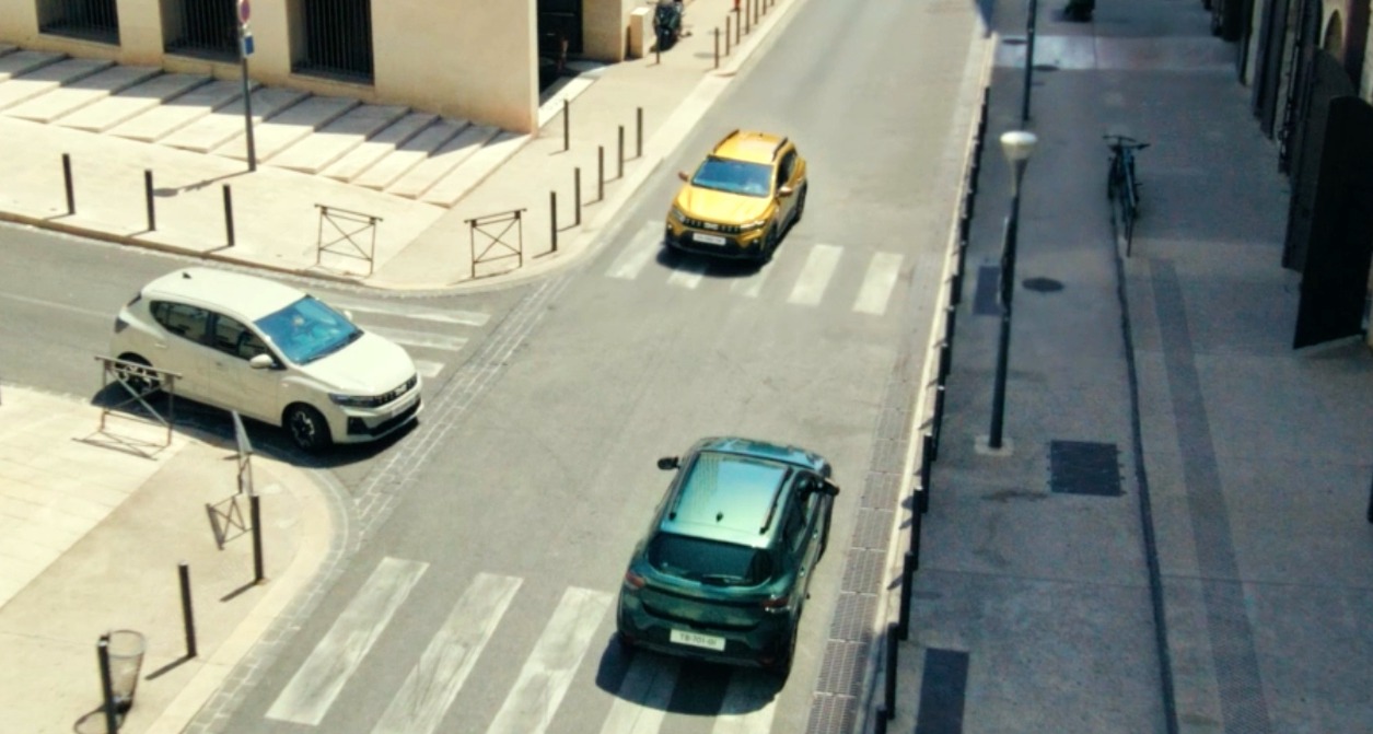 Un cruce de calles con tres Dacia Sandero circulando para enfrentarse