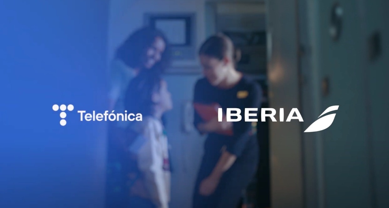 anuncio con el logo de telefonica y de iberia