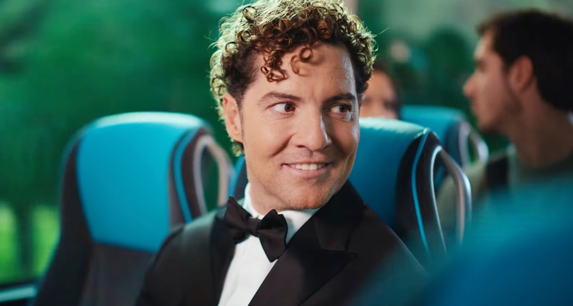 David Bisbal sentado en un autobús