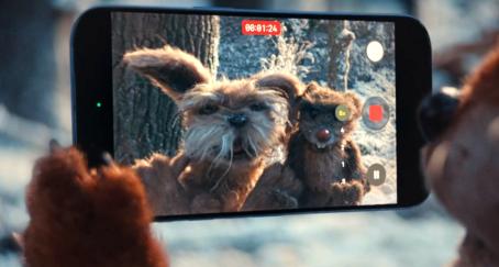 Las criaturas de Apple haciéndose un selfie con el iPhone en la nieve