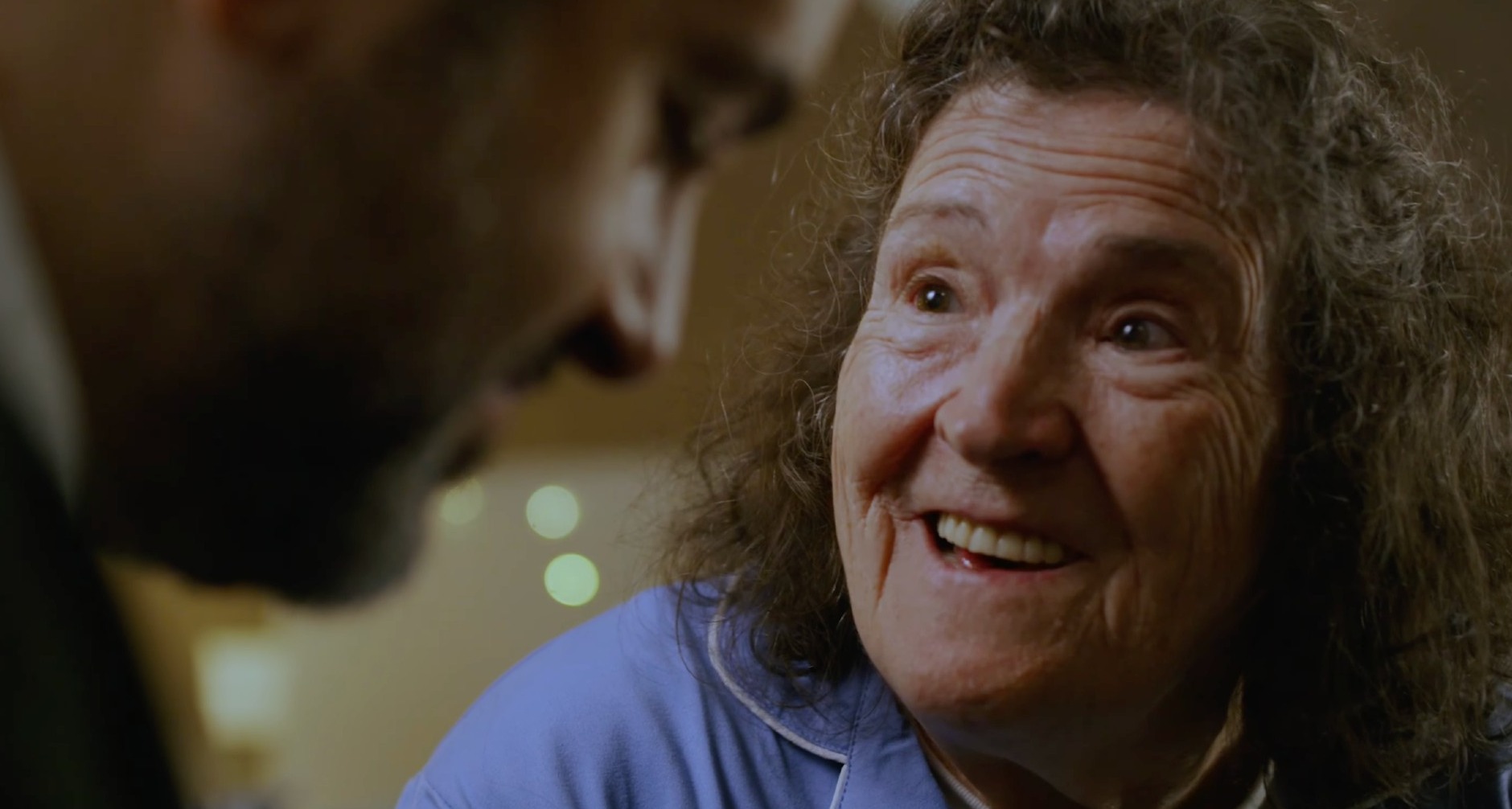 Primer plano de una señora mayor hablando con su hijo