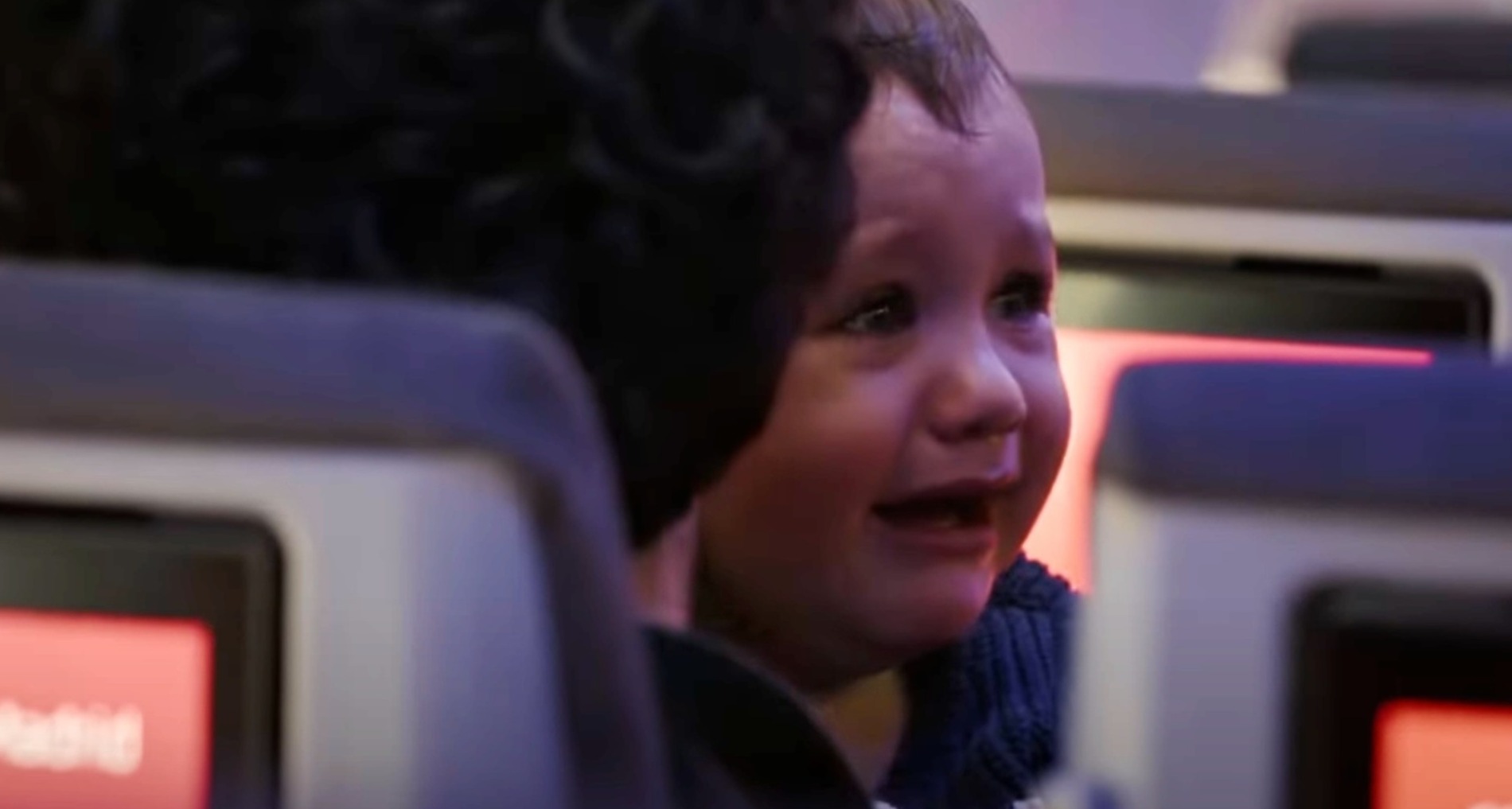 Una mujer sujeta a un bebé en un avión