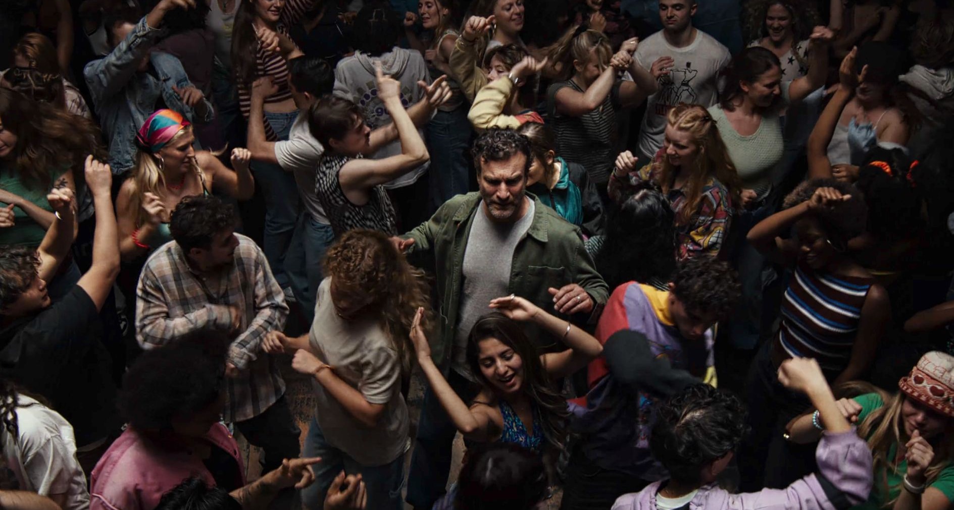 Gente bailando en una discoteca