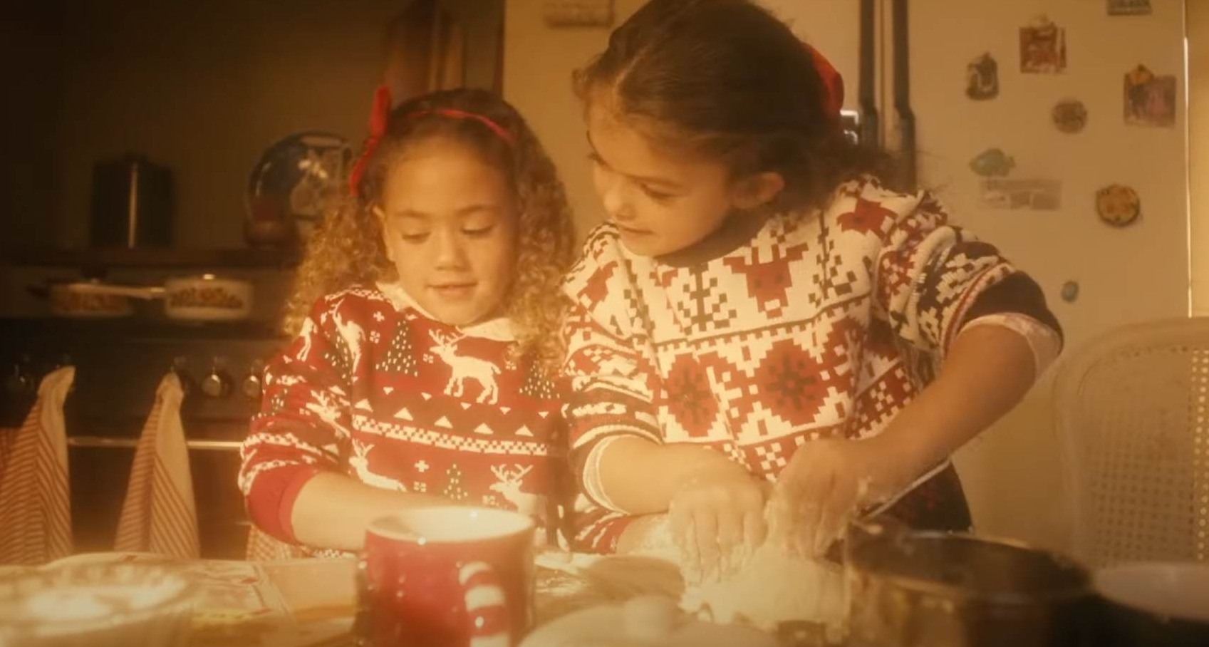 Dos niñas haciendo un pastel