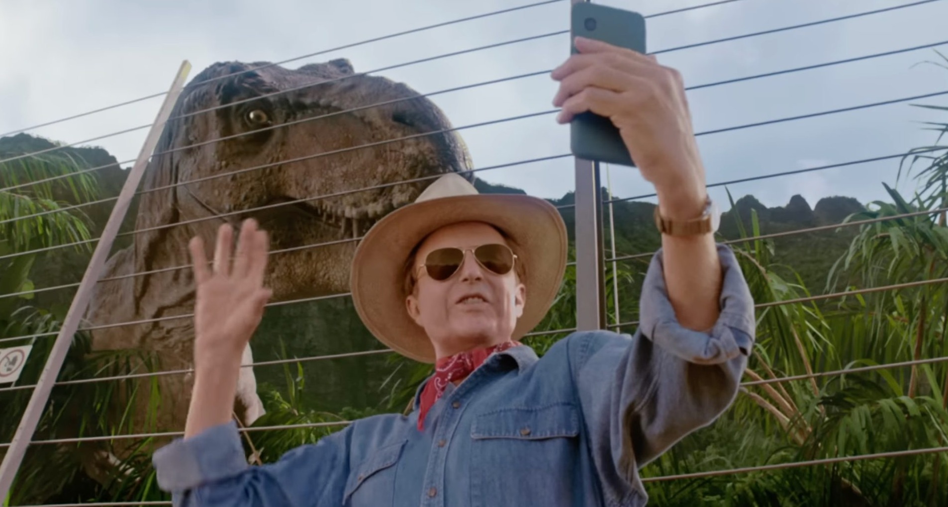 El actor Sam Neil se hace un selfie con un dinosaurio