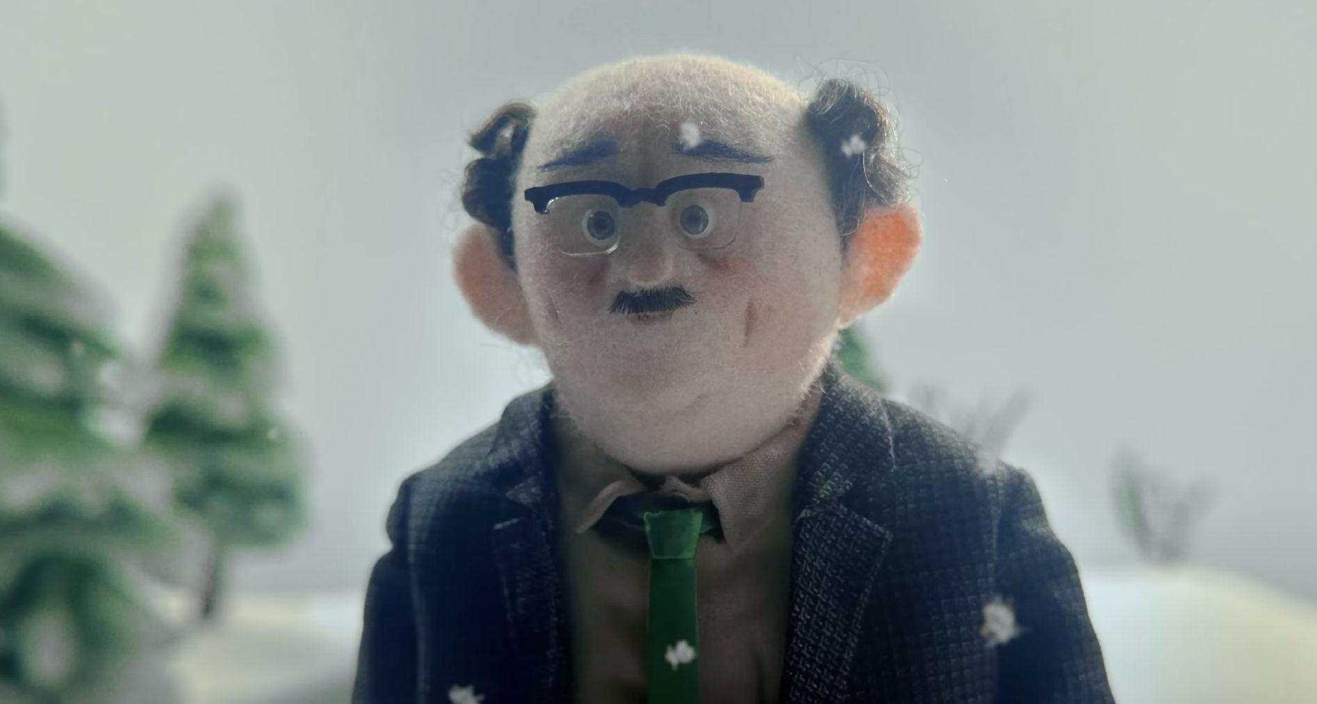 Muñeco de un señor calvo con gafas y bigote