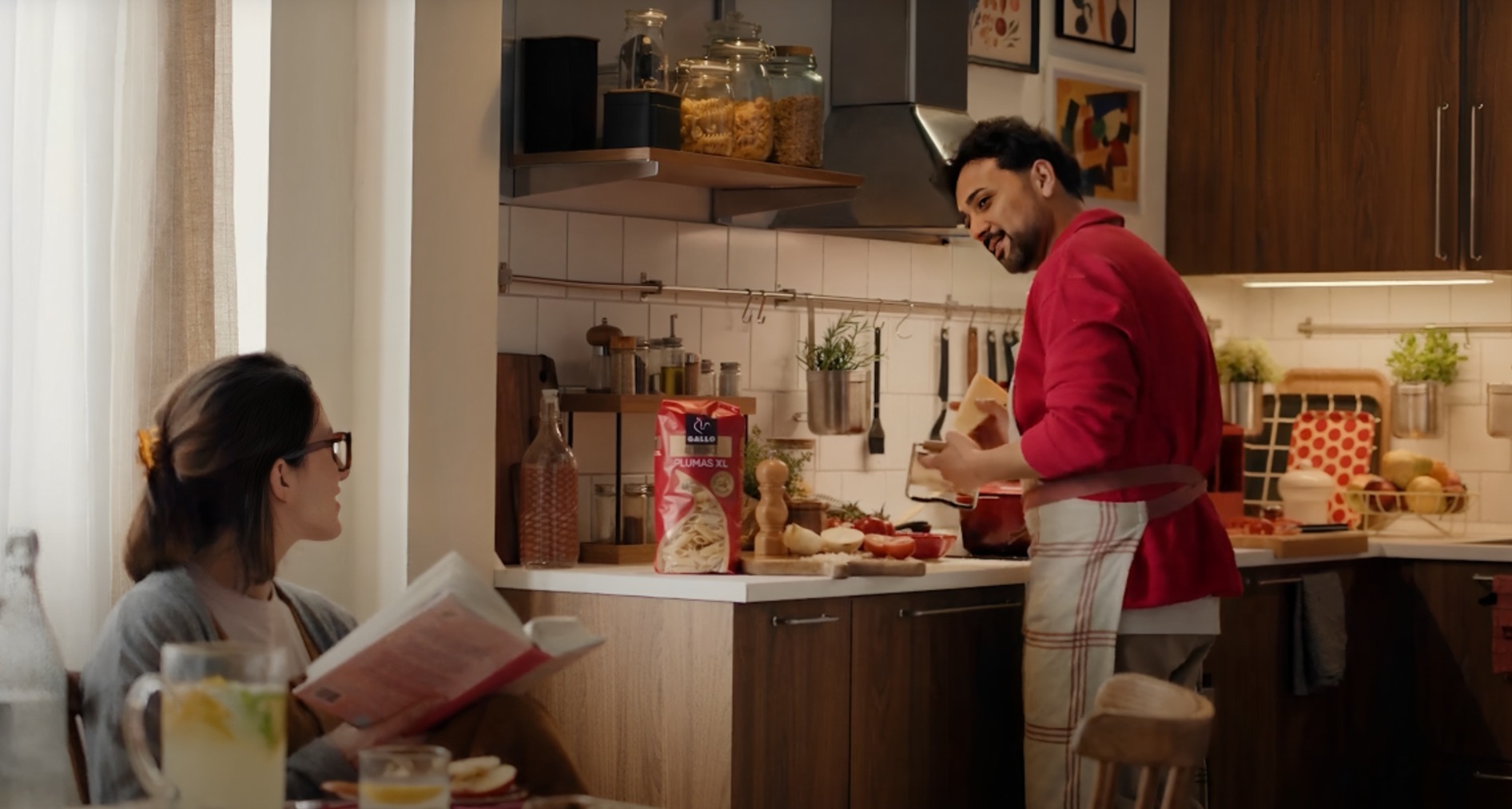 Hombre cocinando pasta Gallo para una mujer en una cocina
