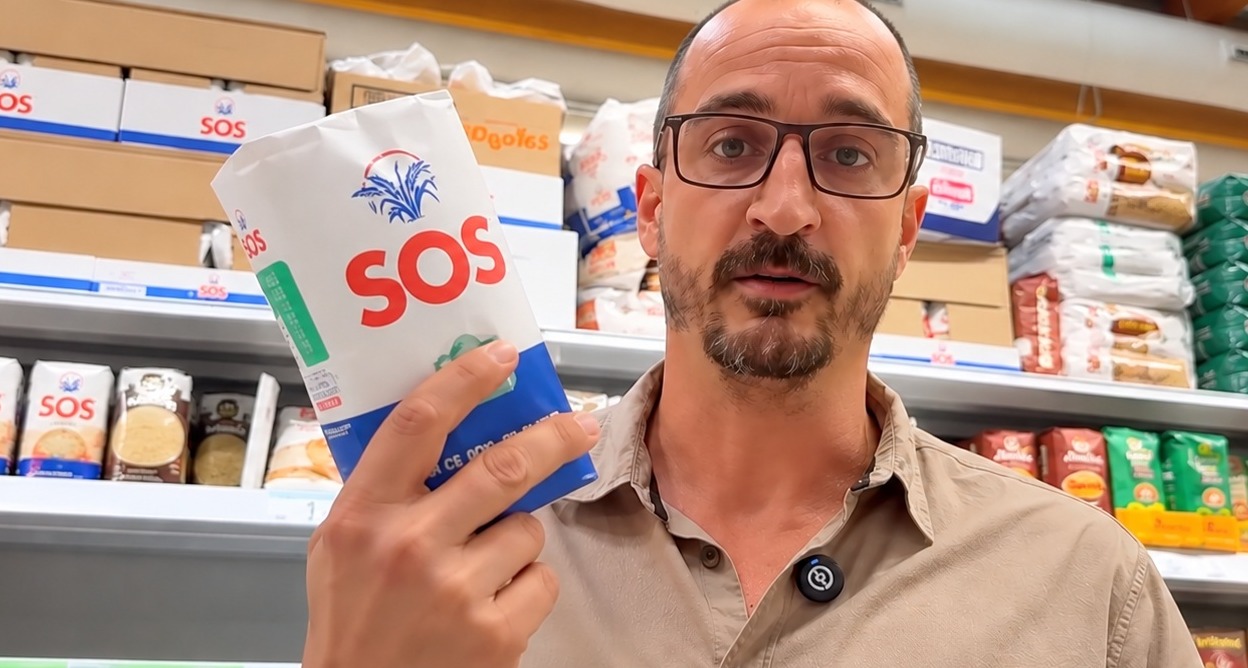 Un hombre en el supermercado con el paquete de SOS nuevo en la mano