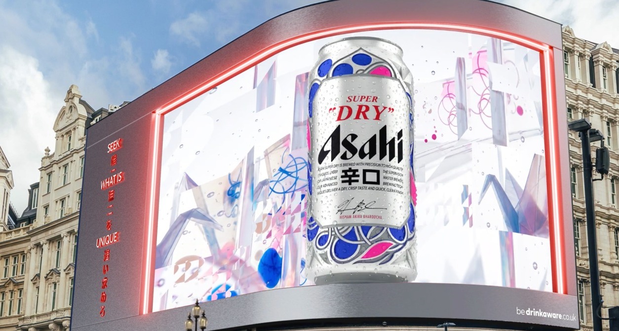 Una lata de cerveza Asahi en la pantalla de Piccadilly