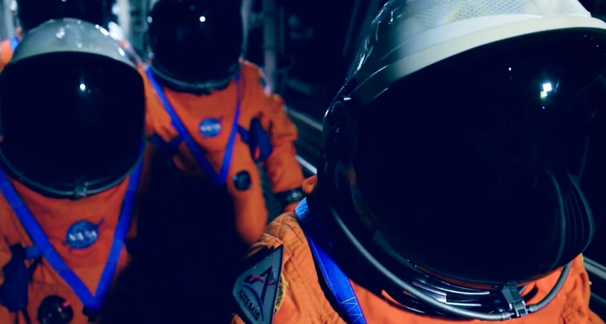 Tres astronautas con los cascos puestos