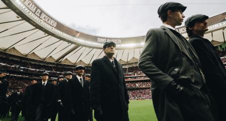 Hombres vestidos de Peaky Blinders en el estadio Metropolitano