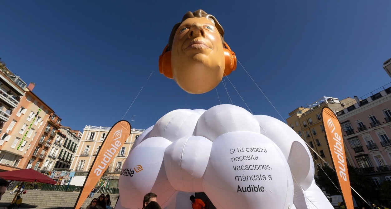 La instalación de Audible en forma de nube con una cabeza gigante flotando encima como un globo aerostático