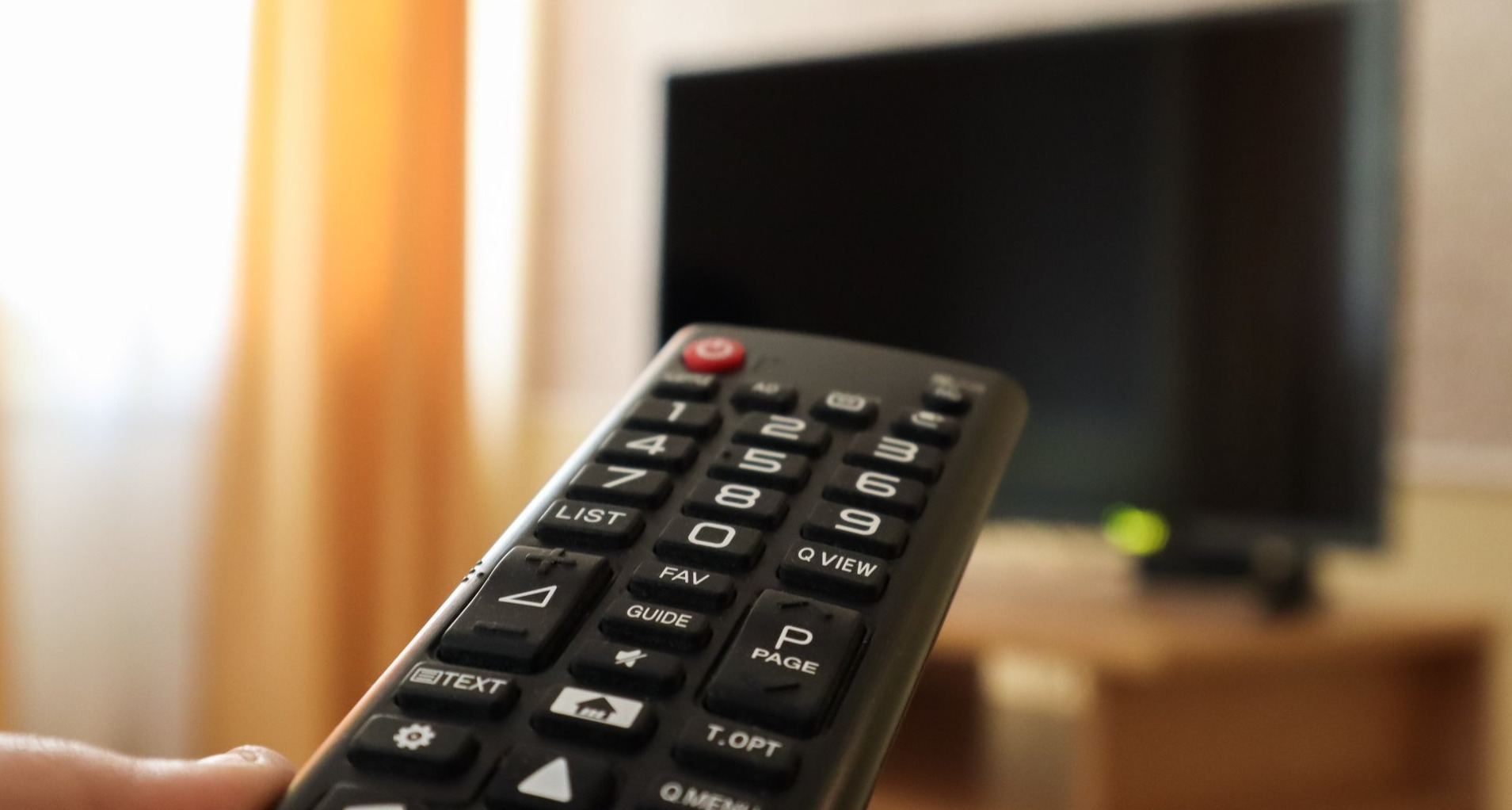 Mando a distancia apunta a televisión