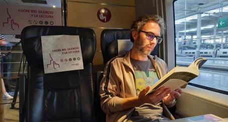 El Coche del Silencio y la Lectura, iniciativa de Renfe con motivo de la Feria del Libro de Madrid AVE-Coche lectura silencio