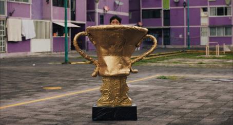 Chico disfrazado de trofeo