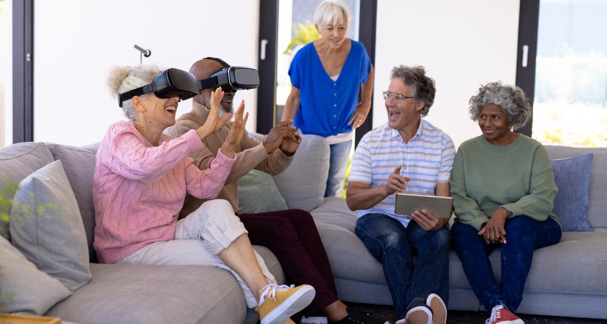 Los baby boomers desafían los tópicos: gastan más en apps, entrenan con tecnología y viajan por impulso Un grupo de baby boomers probando unas gafas inteligentes en el salón