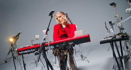 La artista Ganges posando con un piano electrónico