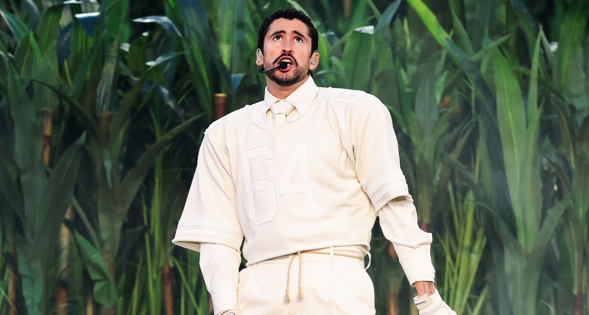 Bad Bunny durante su actuación en la Super Bowl