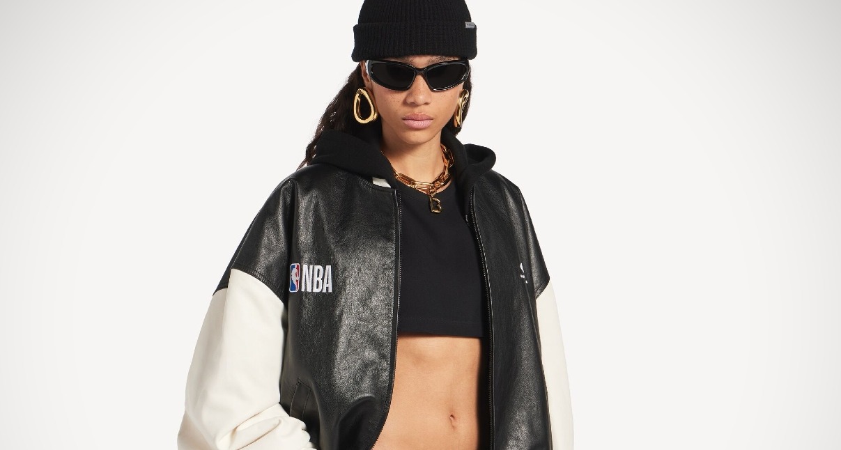 Una chica vestida con gorro de lana, gafas de sol y una cazadora de la colección con la NBA