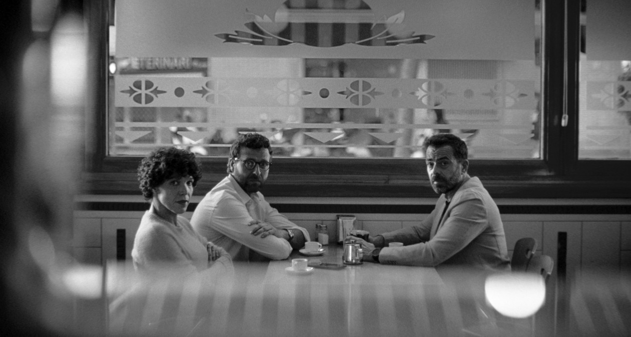 Un momento del anuncio en blanco y negro con los tres jóvenes que tienen que decidir qué van a hacer con su vida laboral