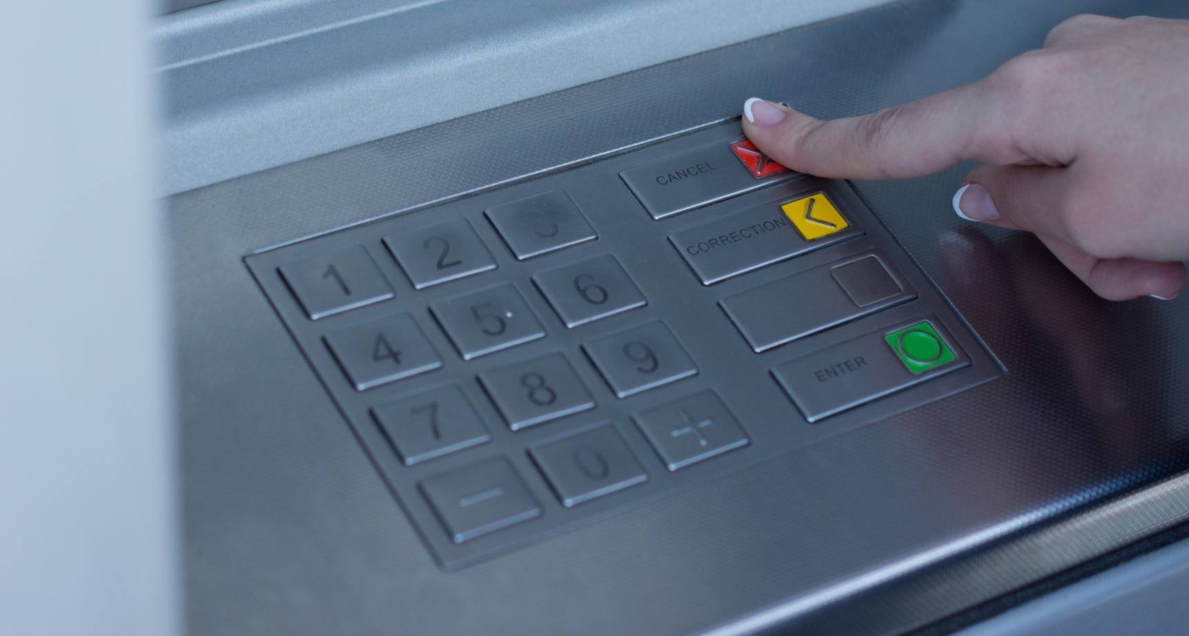 Banco Santander, Peor Empresa del año 2023 Mano de mujer pulsa teclas en cajero automático