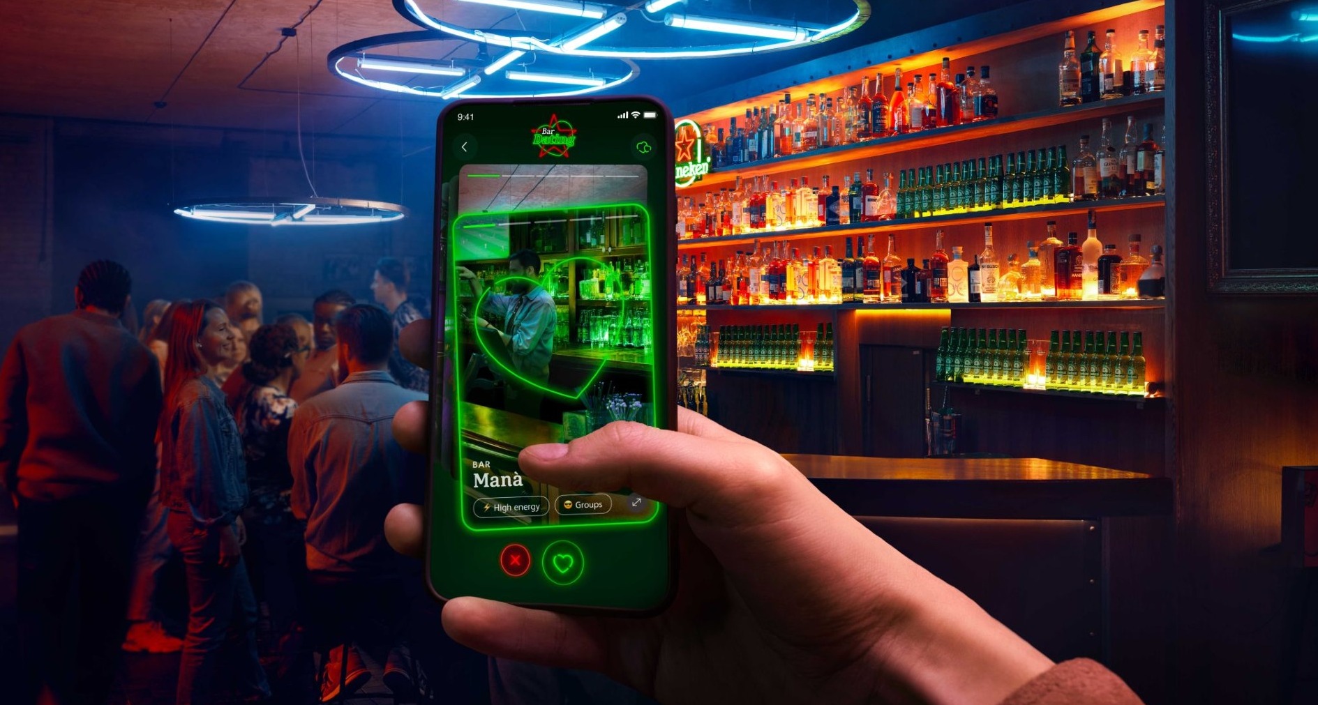 Nueva aplicación de Heineken para encontrar bares como si fueran citas románticas. Mano sosteniendo móvil en un bar