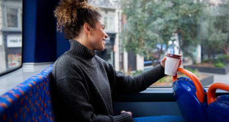 Chica mira por la ventana de un autobús