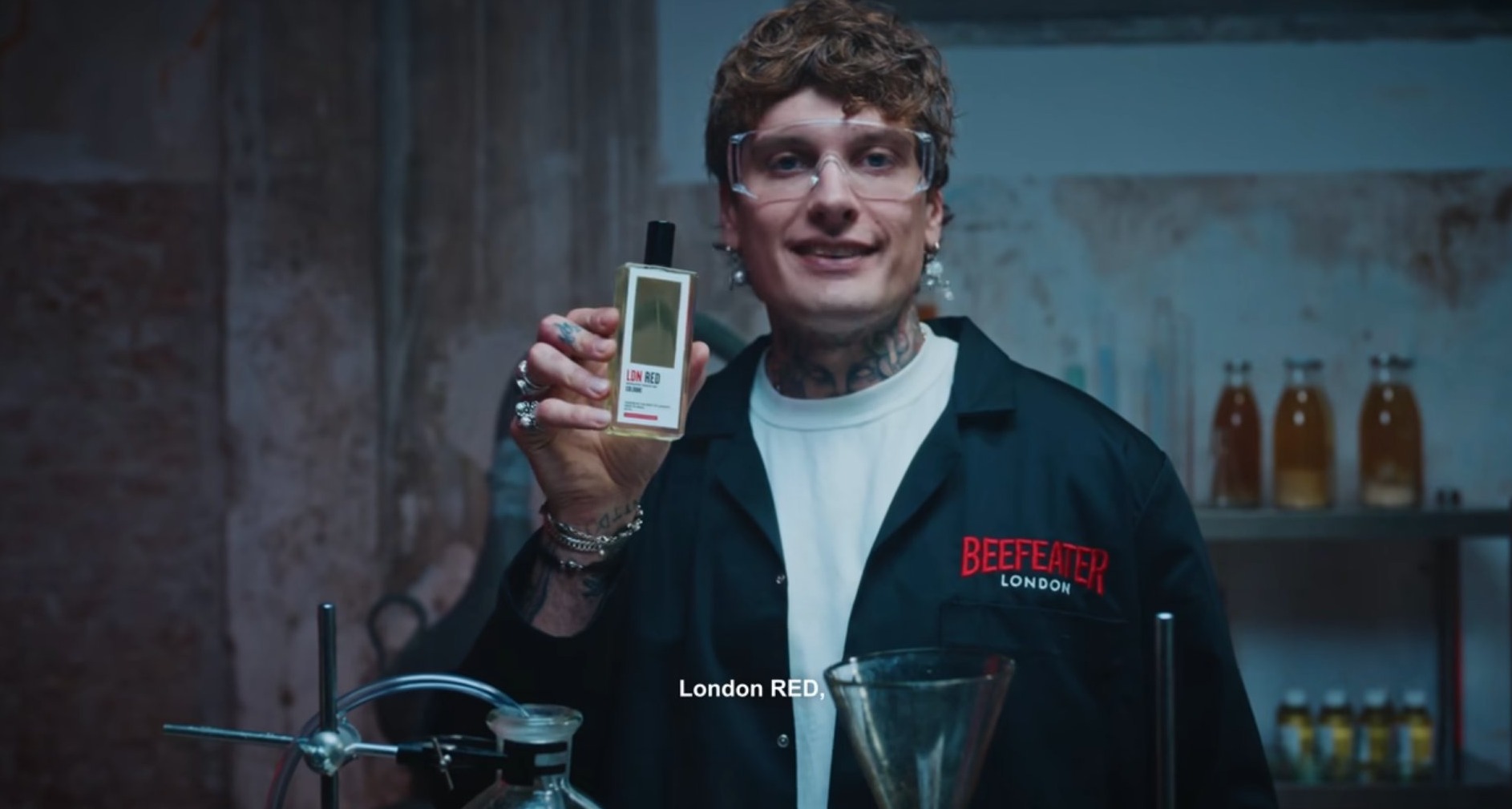 El creador Misho sujeta un bote de colonia de Beefeater