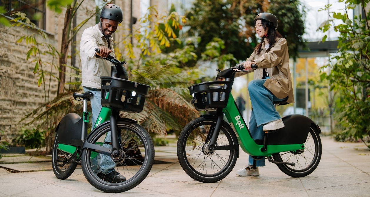 Una chica y un chico sobre sus bicicletas Bolt