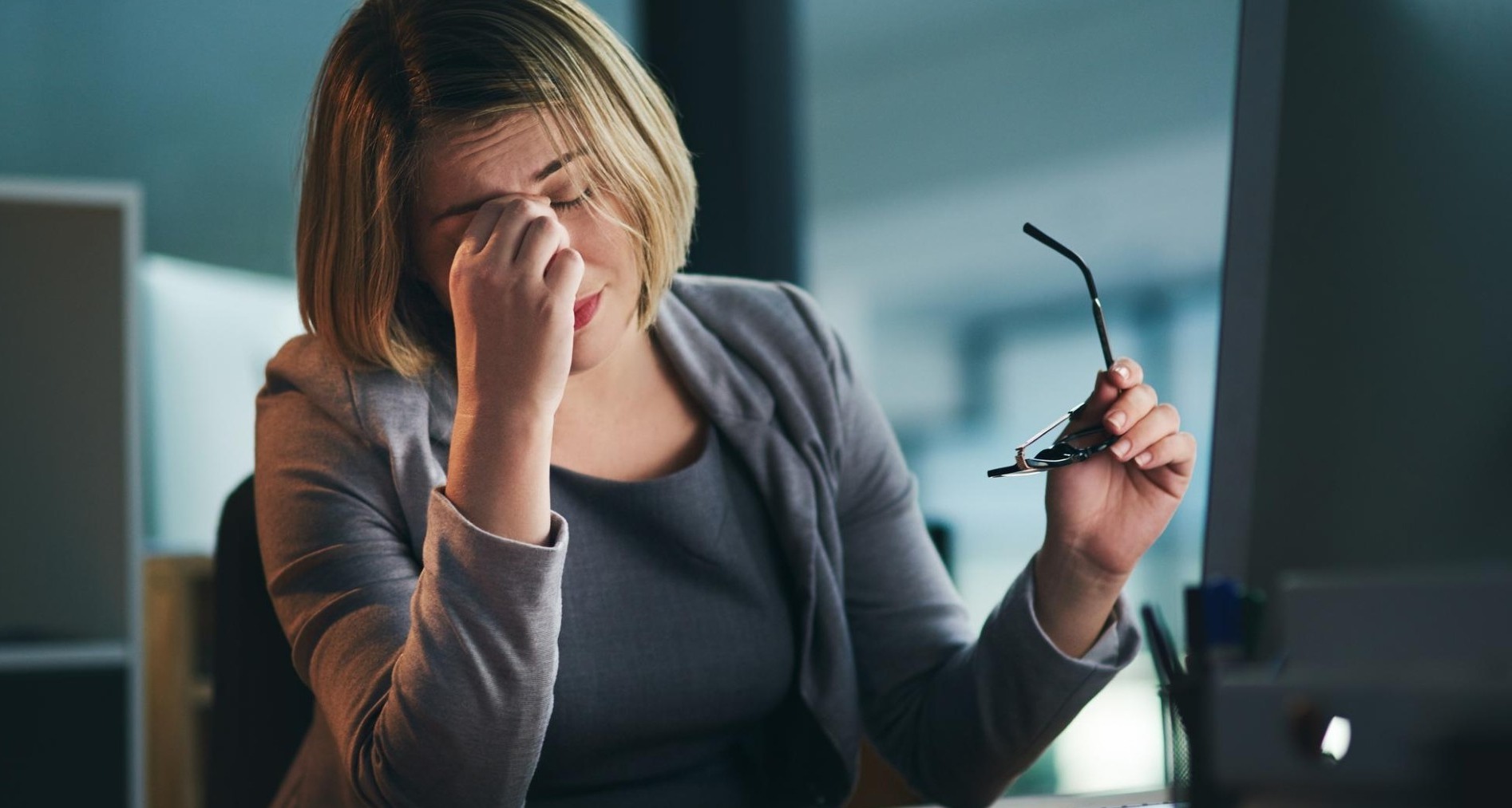 Cuidar el bienestar de los empleados, una cuestión estratégica de productividad y retención Mujer frustrada en el trabajo