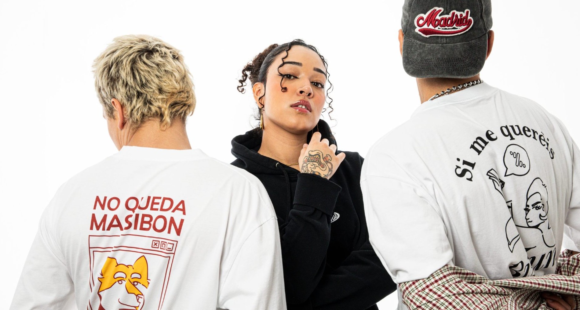 Modelos posan con prendas de La Bizumería