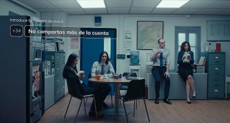 Personas en ofician en el nuevo anuncio de Bizum