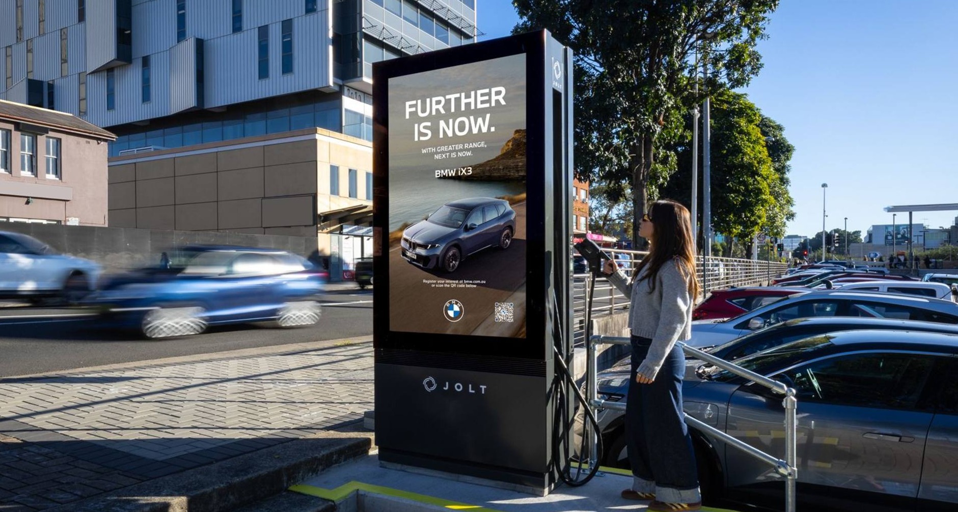 Publicidad de BMW en un cargador eléctrico