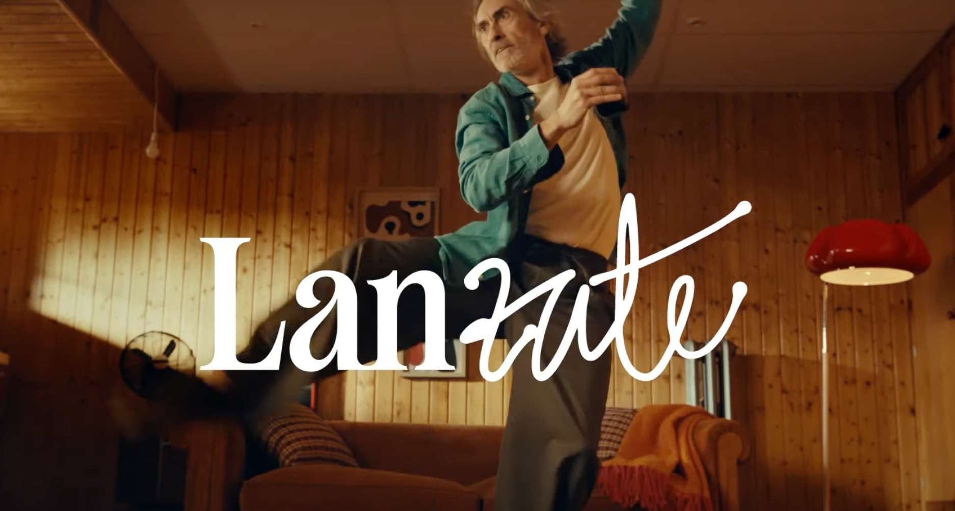hombre bailando en la nueva campaña de Bodegas Lan