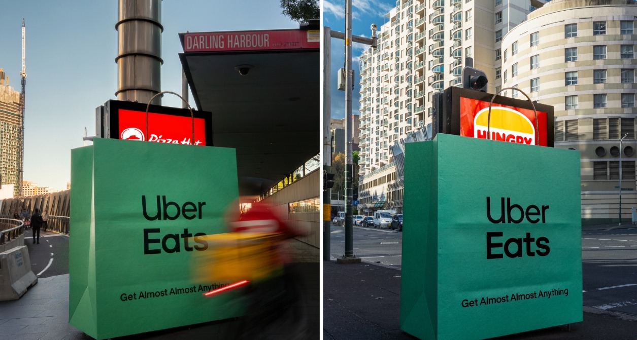 Mupis en la calle envueltos por la bolsa de Uber Eats que deja entrever los logos de Pizza Hut y Burger King