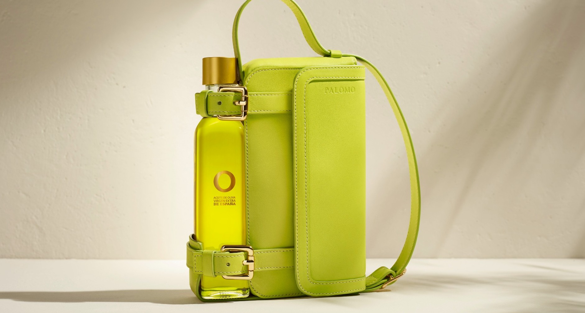 Bolso con botella de aceite