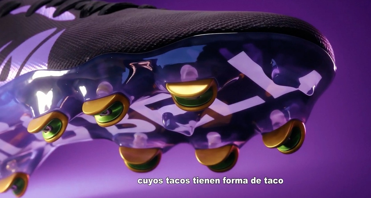 Las botas de Taco Bell moradas con los tacos dorados que tienen forma de taco mexicano