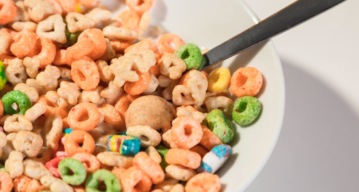 un bowl de cereales de colores