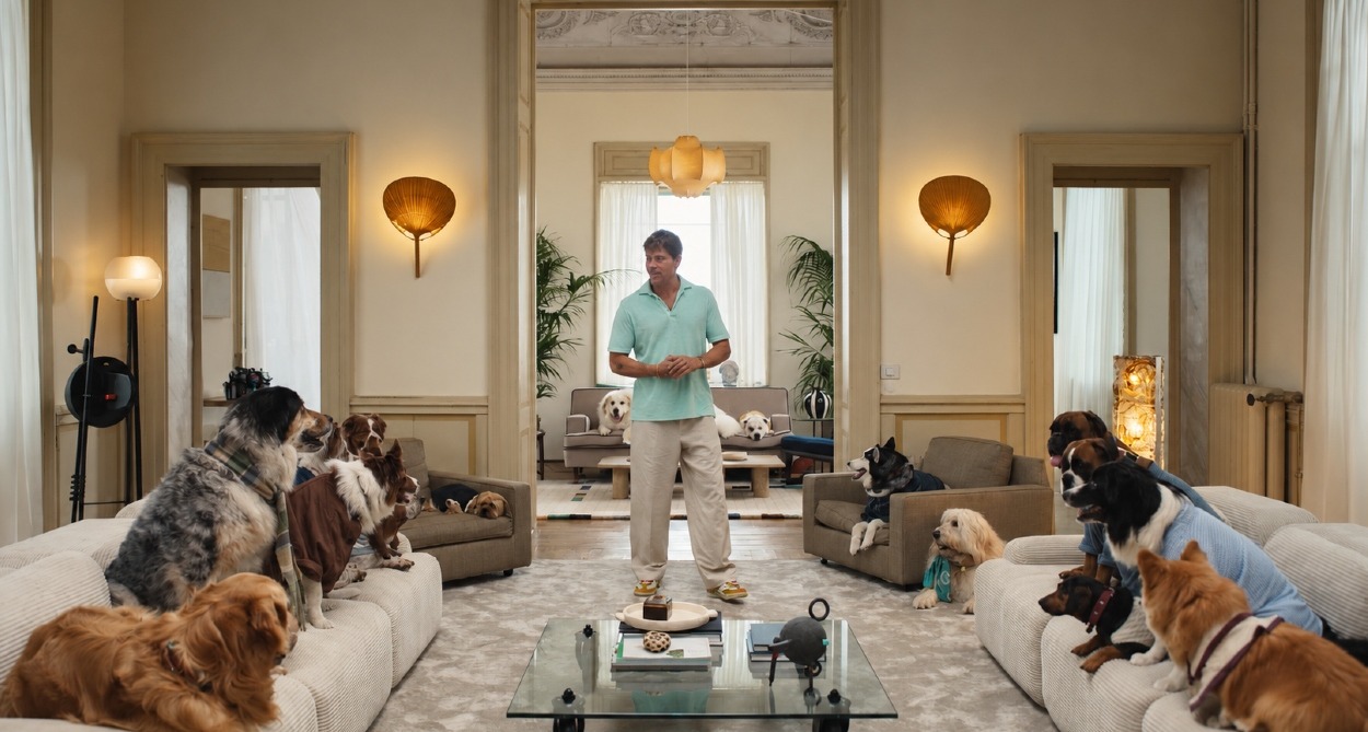 Brad Pitt en un salón rodeado por todos los perros de diferentes razas