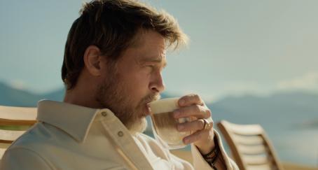 Brad Pitt bebiendo café