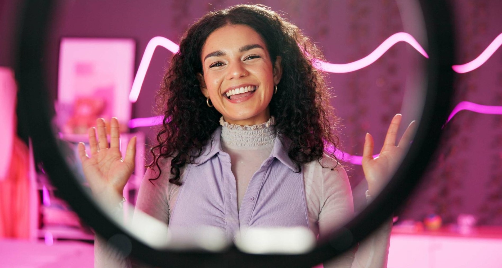 Una influencer mirando a cámara y grabando un video