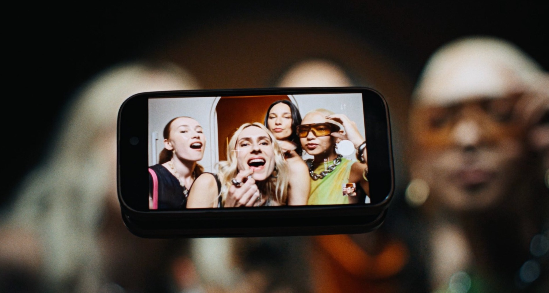 Chicas haciéndose fotos con un móvil