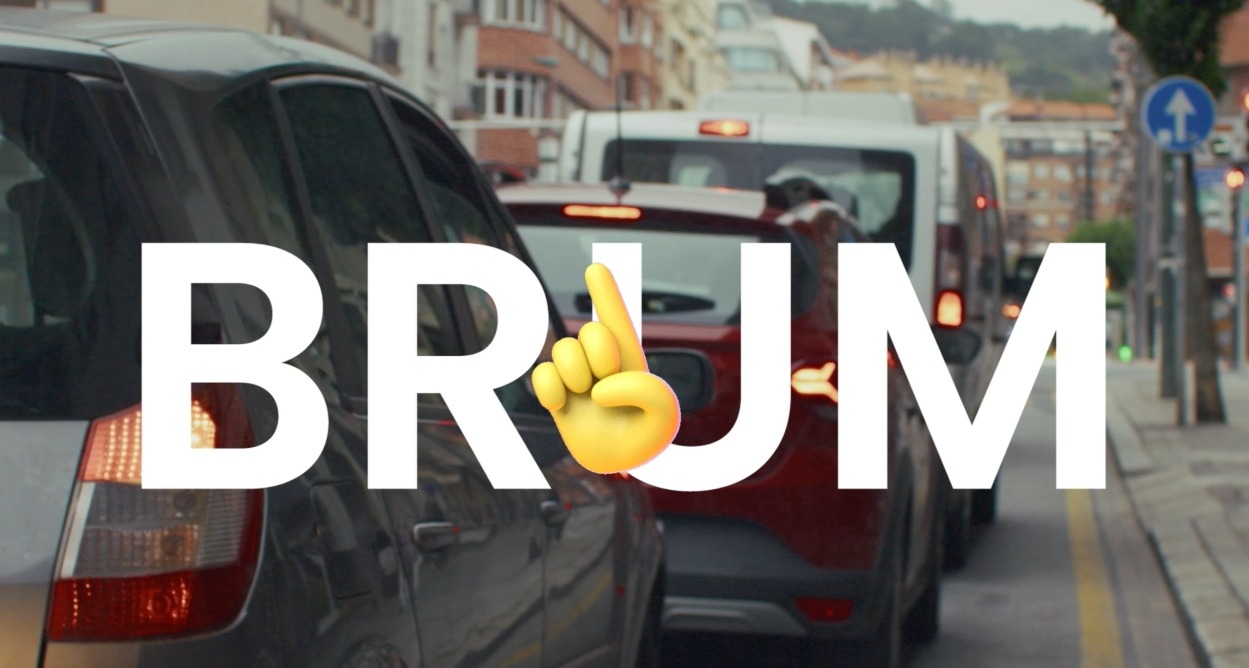 Un atasco de coches con el texto sobreimpreso "brum" y un emoji de una mano