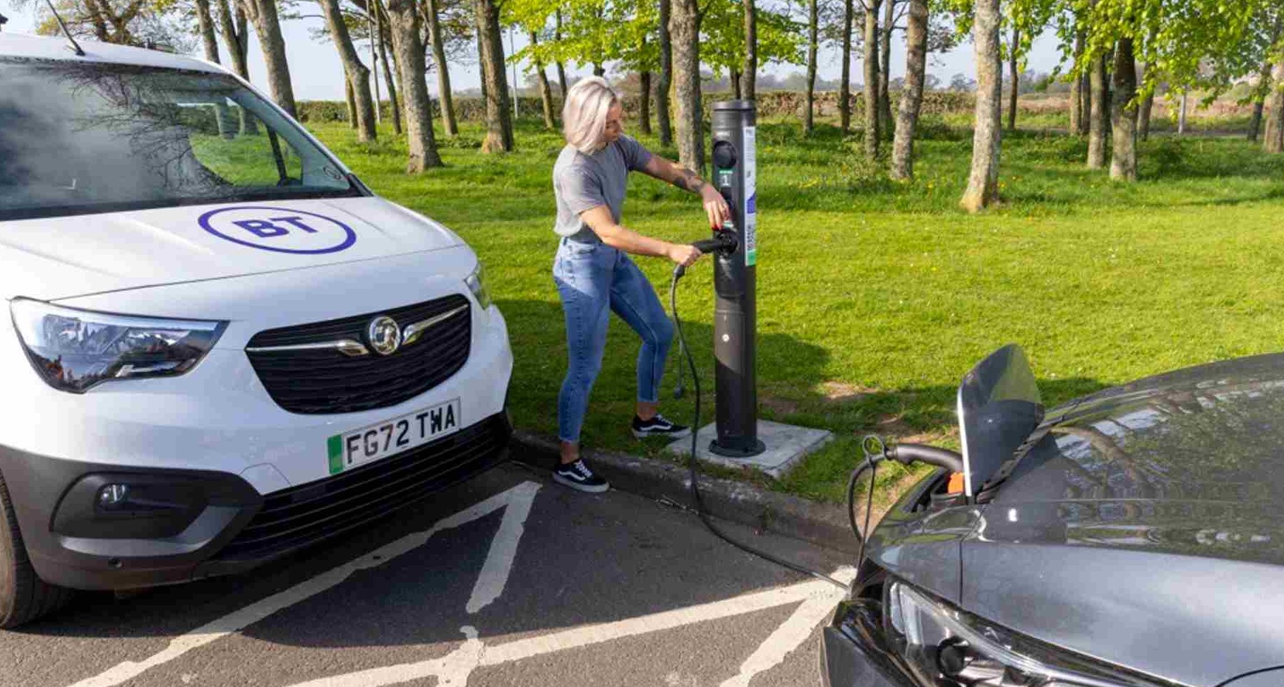 Cajas de cableado telefónico reconvertidas en cargadores: la solución de esta marca británica para impulsar la electrificación Mujer cargando un coche eléctrico